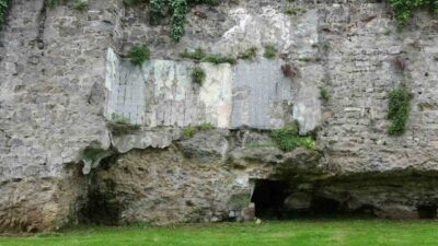 Trabzon Kalesi’nin tarihi surlarındaki fayanslar Trabzon Büyükşehir Belediyesine ait ekiplerin