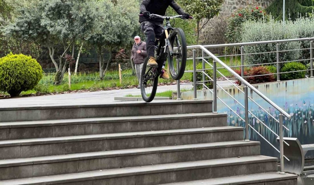 Trabzonlu genç yetenek Samet Demirbaş, kendi tasarladığı bisikletiyle dik merdivenlerden