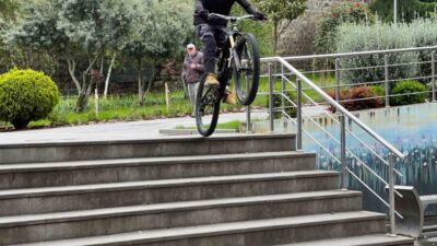 Trabzonlu genç yetenek Samet Demirbaş, kendi tasarladığı bisikletiyle dik merdivenlerden