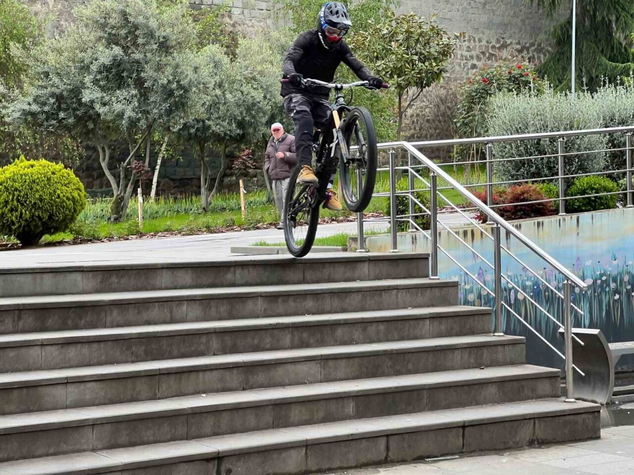 Trabzonlu genç yetenek Samet Demirbaş, kendi tasarladığı bisikletiyle dik merdivenlerden
