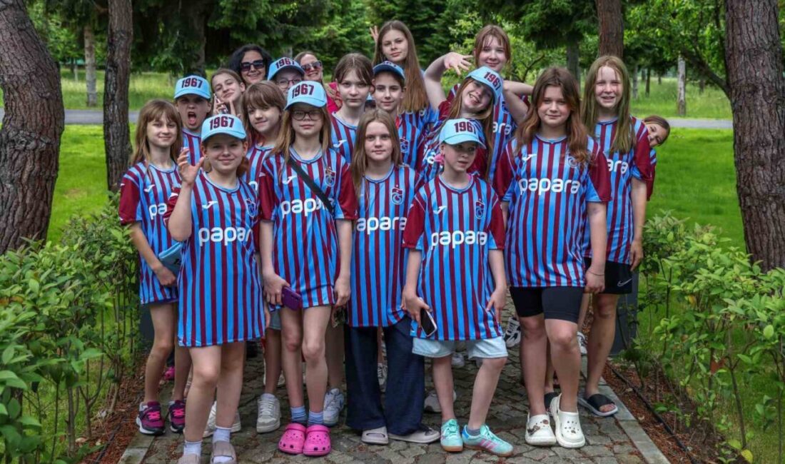 Trabzonsporlu futbolcular Zubkov, Sikan ve Batagov, Ukraynalı çocuklarla bir araya