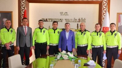 Bayburt’ta trafik güvenliği alanında özveriyle çalışan trafik polisleri başarı belgesiyle