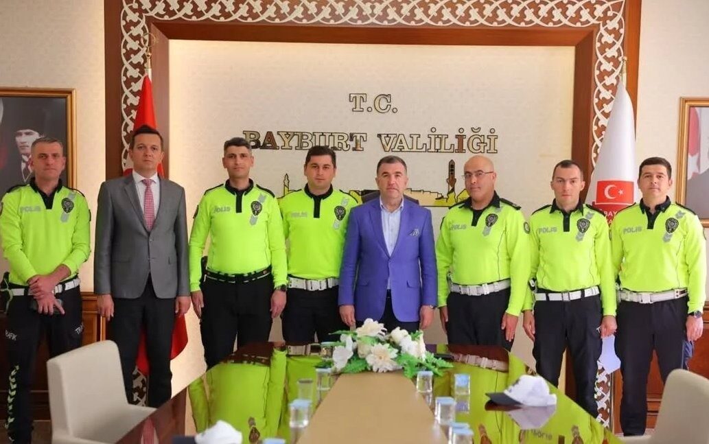 Bayburt’ta trafik güvenliği alanında özveriyle çalışan trafik polisleri başarı belgesiyle