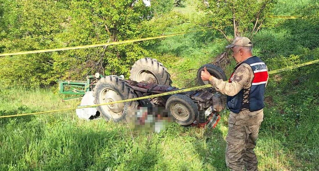 Erzincan’da traktörün devrilmesi sonucu meydana gelen trafik kazasında sürücü hayatını