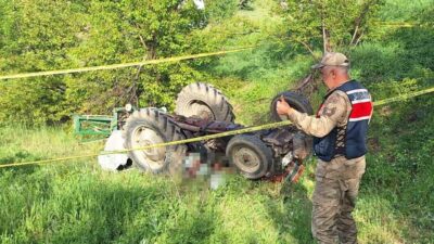 Erzincan’da traktörün devrilmesi sonucu meydana gelen trafik kazasında sürücü hayatını