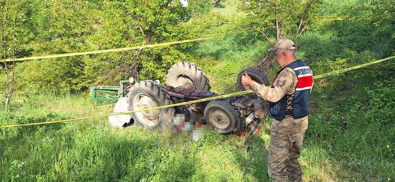 Erzincan’da traktörün devrilmesi sonucu meydana gelen trafik kazasında sürücü hayatını