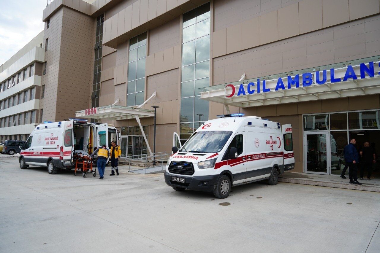 Erzincan’da traktörün devrilmesi sonucu meydana gelen trafik kazasında sürücü hayatını