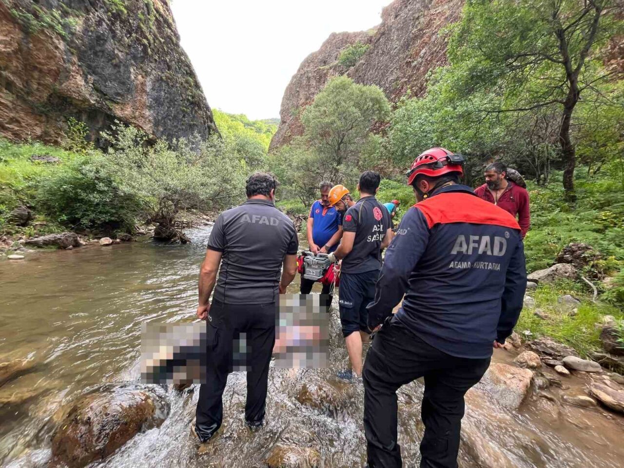 Tunceli merkeze bağlı Çemçeli köyünde tarihi kaleye geziye giden bir