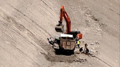 Tunceli’nin Çemişgezek ilçesinde kamyonunun şarampole yuvarlanması sonucu meydana gelene kazada,