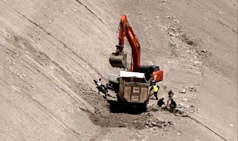 Tunceli’nin Çemişgezek ilçesinde kamyonunun şarampole yuvarlanması sonucu meydana gelene kazada,