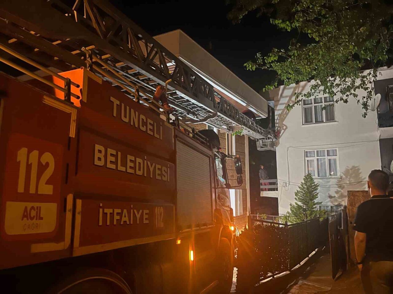 Tunceli’de, sahipleri yurt dışında bulunan bir evde mahsur kalan sokak