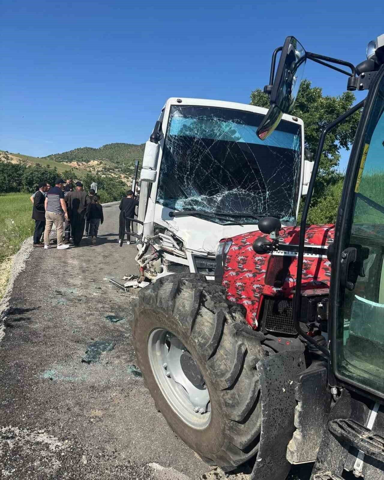 Tunceli’nin Pertek ilçesinde öğrenci servisi ile traktörün çarpıştığı kazada 8
