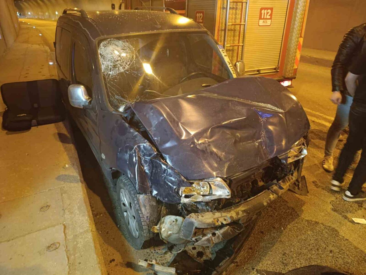 Gümüşhane’de tünel içerisinde sollama yapan otomobil ani fren yapınca aynı