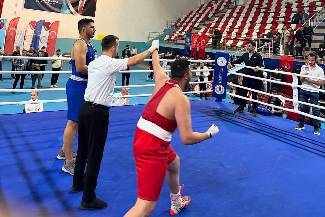 Ağrı’da 12-19 Mayıs tarihleri arasında düzenlenen Türkiye Boks Şampiyonası’nda Erzurum