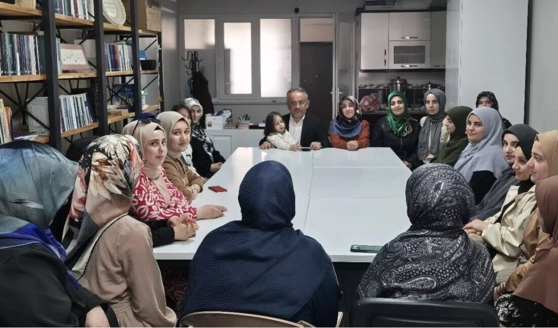 Bayburt İl Müftüsü Bayram Danacı, üniversite öğrencileriyle bir araya gelerek,