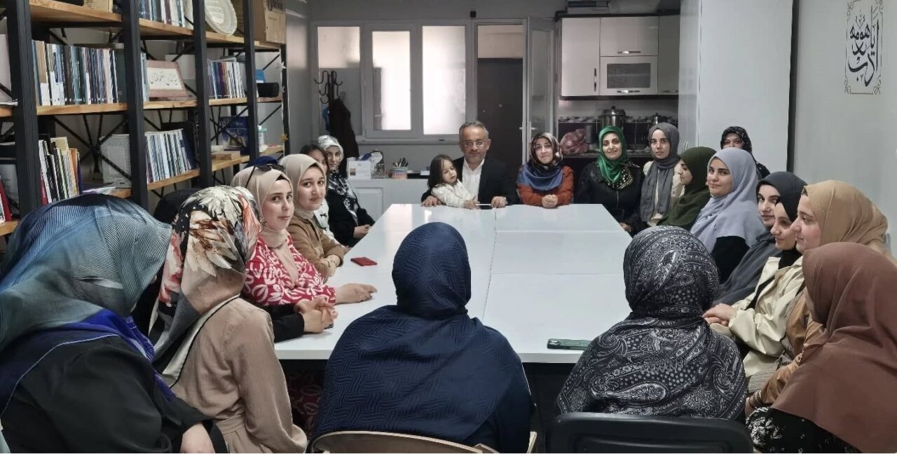 Bayburt İl Müftüsü Bayram Danacı, üniversite öğrencileriyle bir araya gelerek,