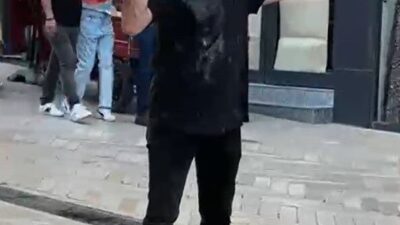 Kocaeli’nin İzmit ilçesinde bir kişi, üzerine benzin dökerek kendini yakmaya