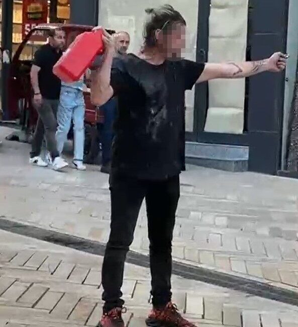 Kocaeli’nin İzmit ilçesinde bir kişi, üzerine benzin dökerek kendini yakmaya