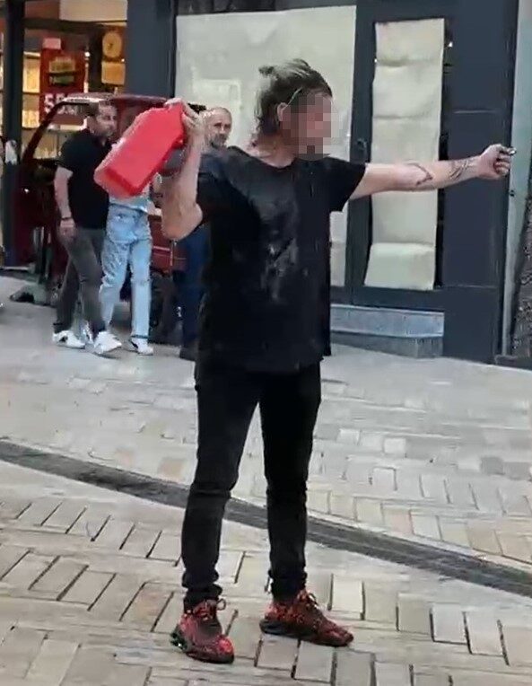 Kocaeli’nin İzmit ilçesinde bir kişi, üzerine benzin dökerek kendini yakmaya