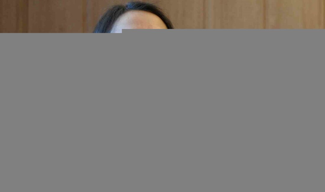 Atatürk Üniversitesi Eczacılık Fakültesi Araştırma Görevlisi Aylin Aydın, lise öğrencilerine