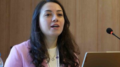 Atatürk Üniversitesi Eczacılık Fakültesi Araştırma Görevlisi Aylin Aydın, lise öğrencilerine