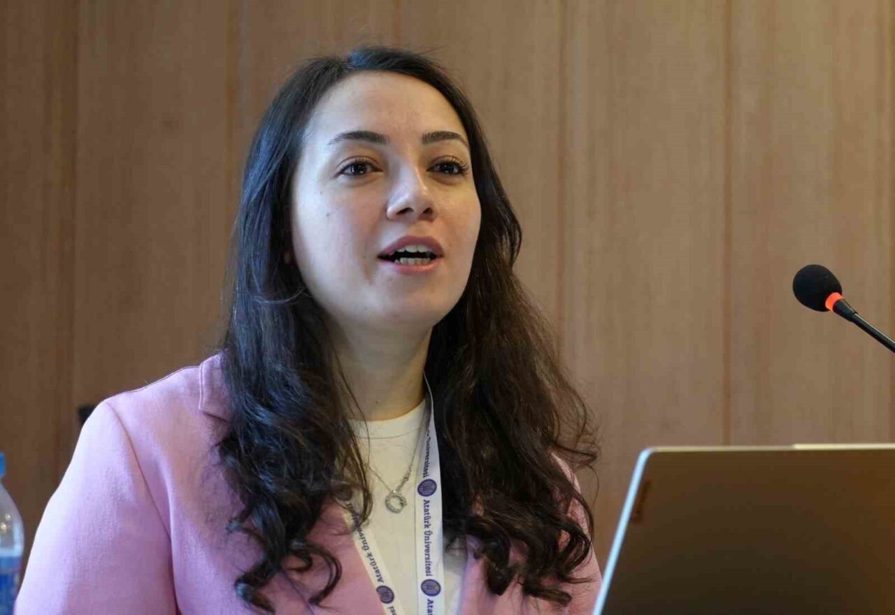 Atatürk Üniversitesi Eczacılık Fakültesi Araştırma Görevlisi Aylin Aydın, lise öğrencilerine