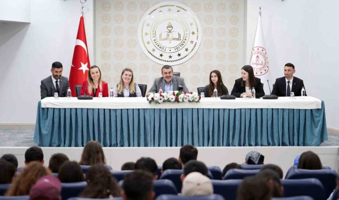 Erzurum’un Uzundere ilçesinden 60 öğrenci, Milli Eğitim Bakanı Yusuf Tekin’in