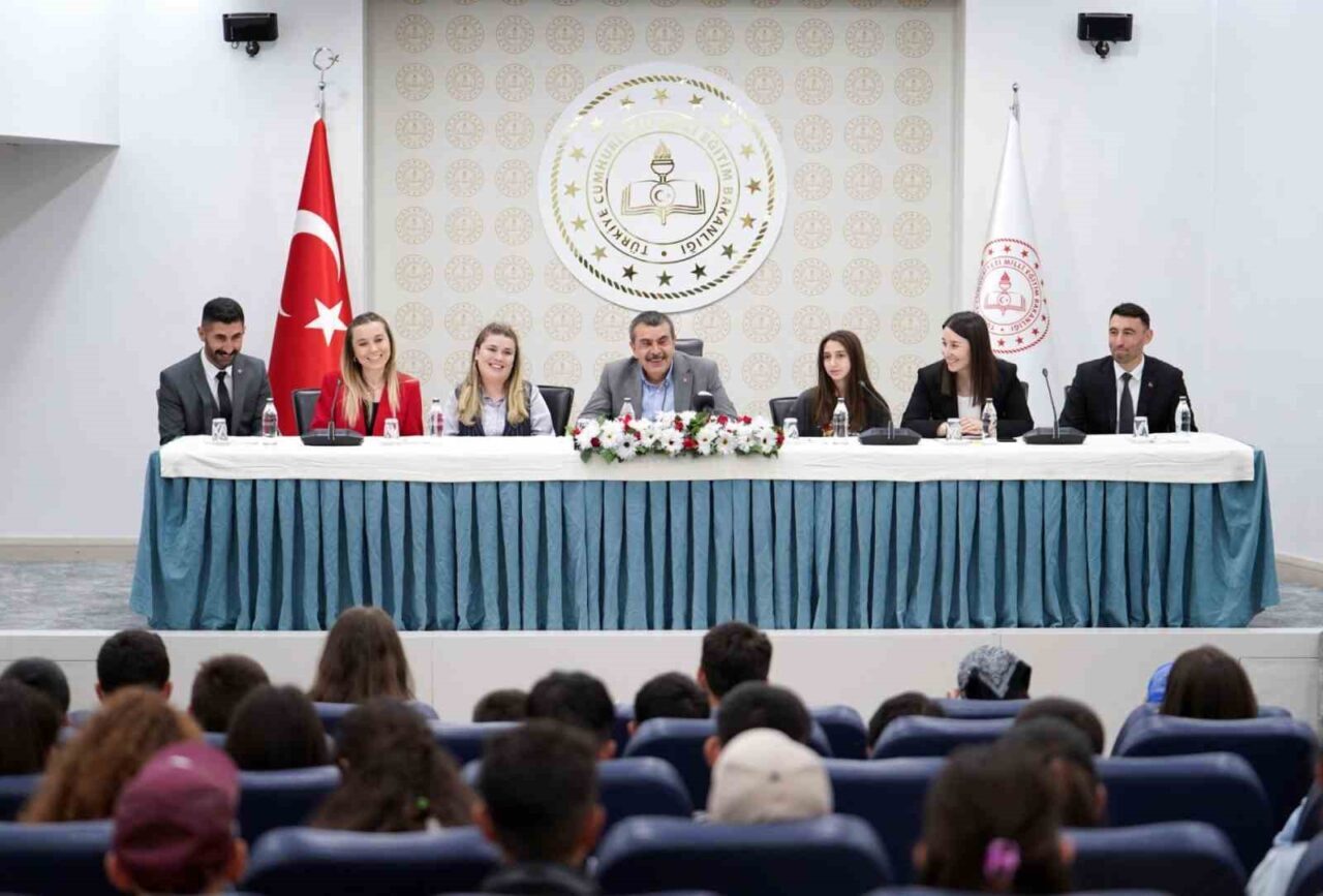 Erzurum’un Uzundere ilçesinden 60 öğrenci, Milli Eğitim Bakanı Yusuf Tekin’in