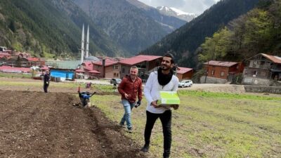 Trabzon’un dünyaca ünlü turizm merkezi Uzungöl’ü gezmeye gelen Arap turistler