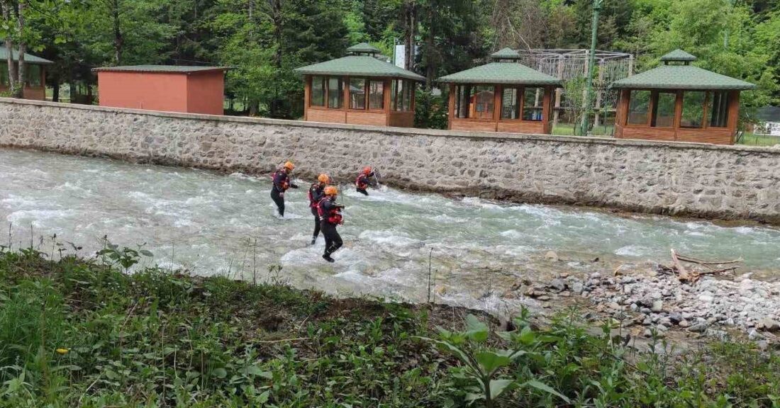 Trabzon’un Çaykara ilçesinin turizm merkezi Uzungöl’de bulunan Haldizen Deresi’ne su