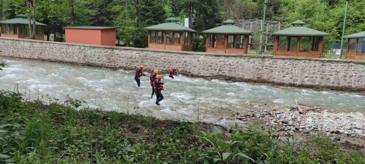 Trabzon’un Çaykara ilçesinin turizm merkezi Uzungöl’de bulunan Haldizen Deresi’ne su