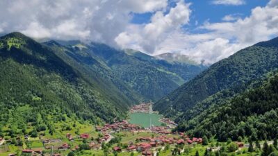Trabzon’un dünyaca ünlü turizm merkezi Uzungöl’de yapılması planlanan hidroelektrik santrali