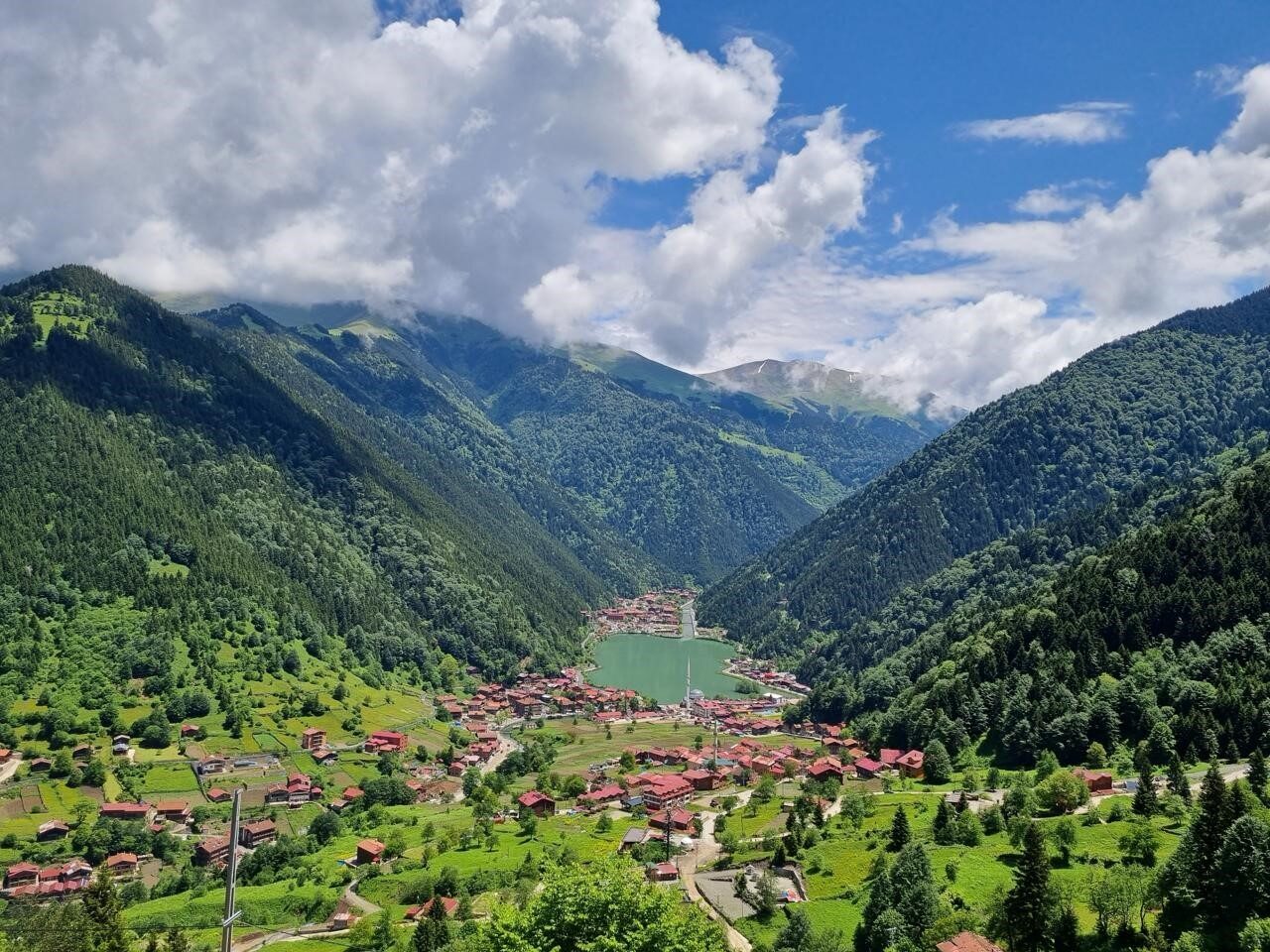 Trabzon’un dünyaca ünlü turizm merkezi Uzungöl’de yapılması planlanan hidroelektrik santrali
