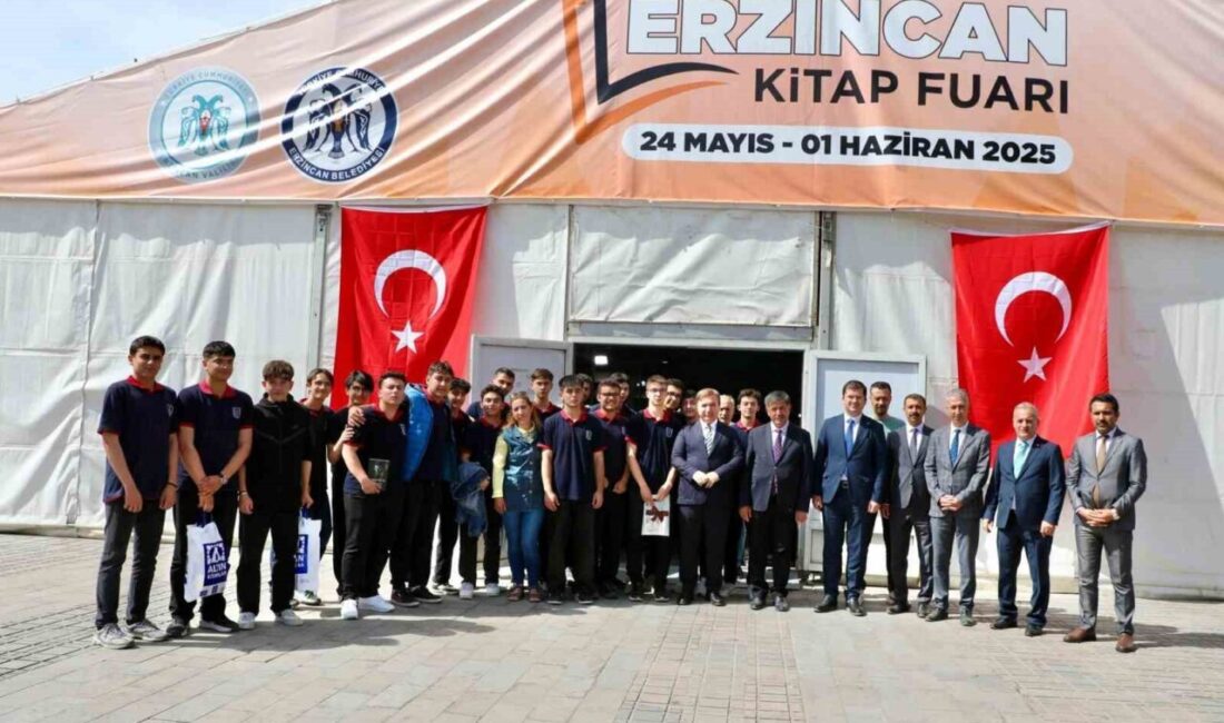Erzincan Belediye binası önünde bin metrekarelik çadırda kurulan Erzincan Kitap