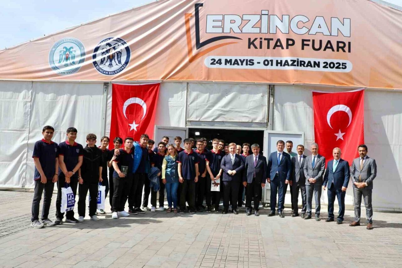Erzincan Belediye binası önünde bin metrekarelik çadırda kurulan Erzincan Kitap