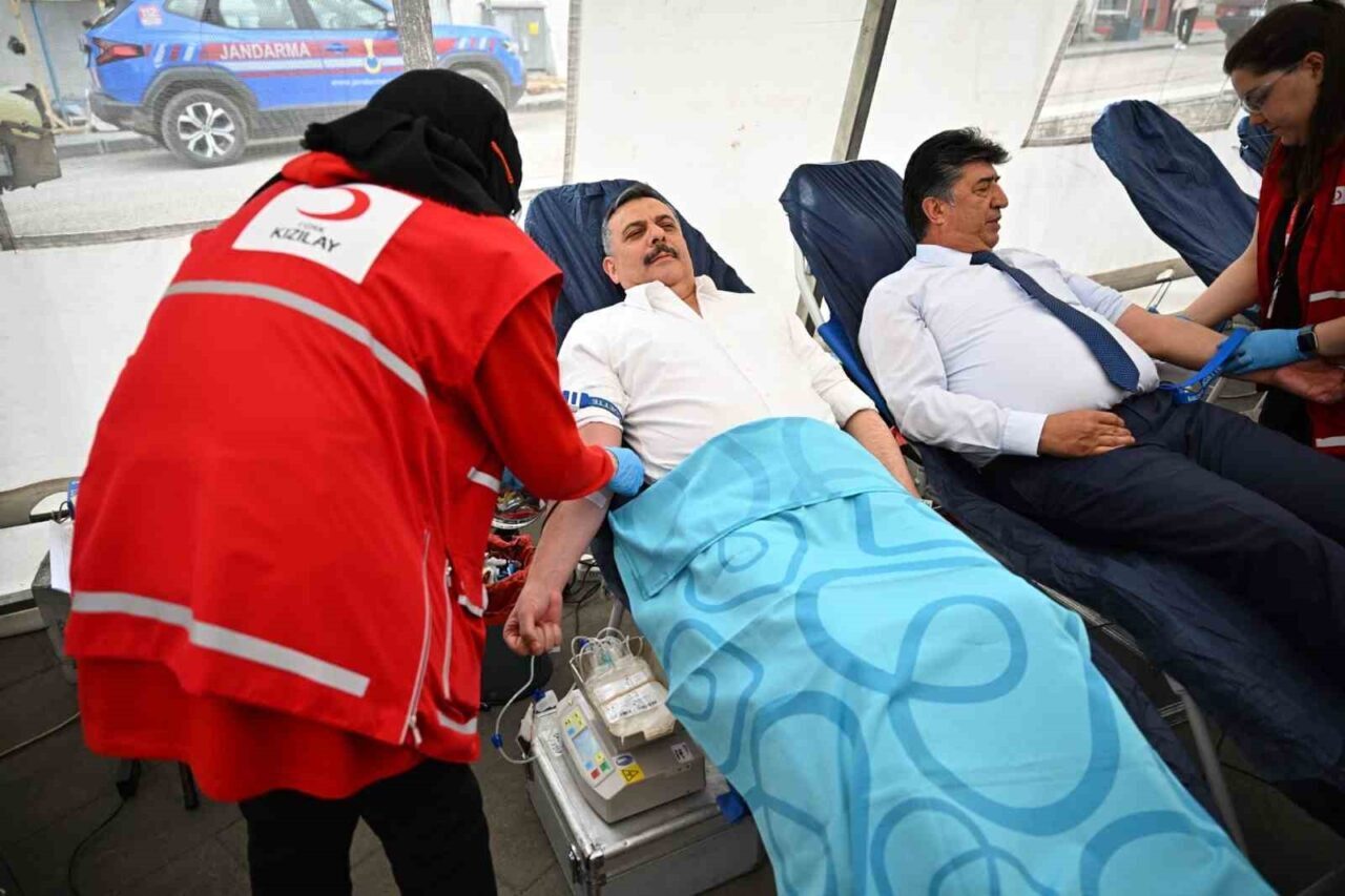 Erzurum Valisi Mustafa Çiftçi, “Birbirimize Candan Bağlıyız Pasinler” kan bağışı