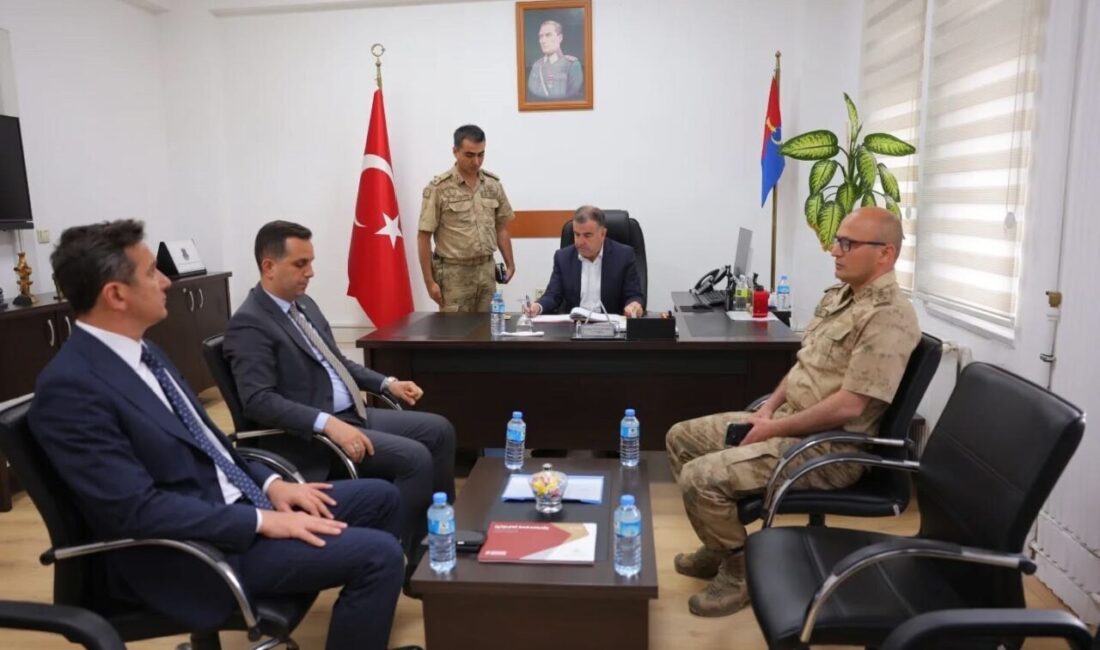 Bayburt Valisi Mustafa Eldivan, Demirözü İlçe Jandarma Komutanlığını ziyaret ederek