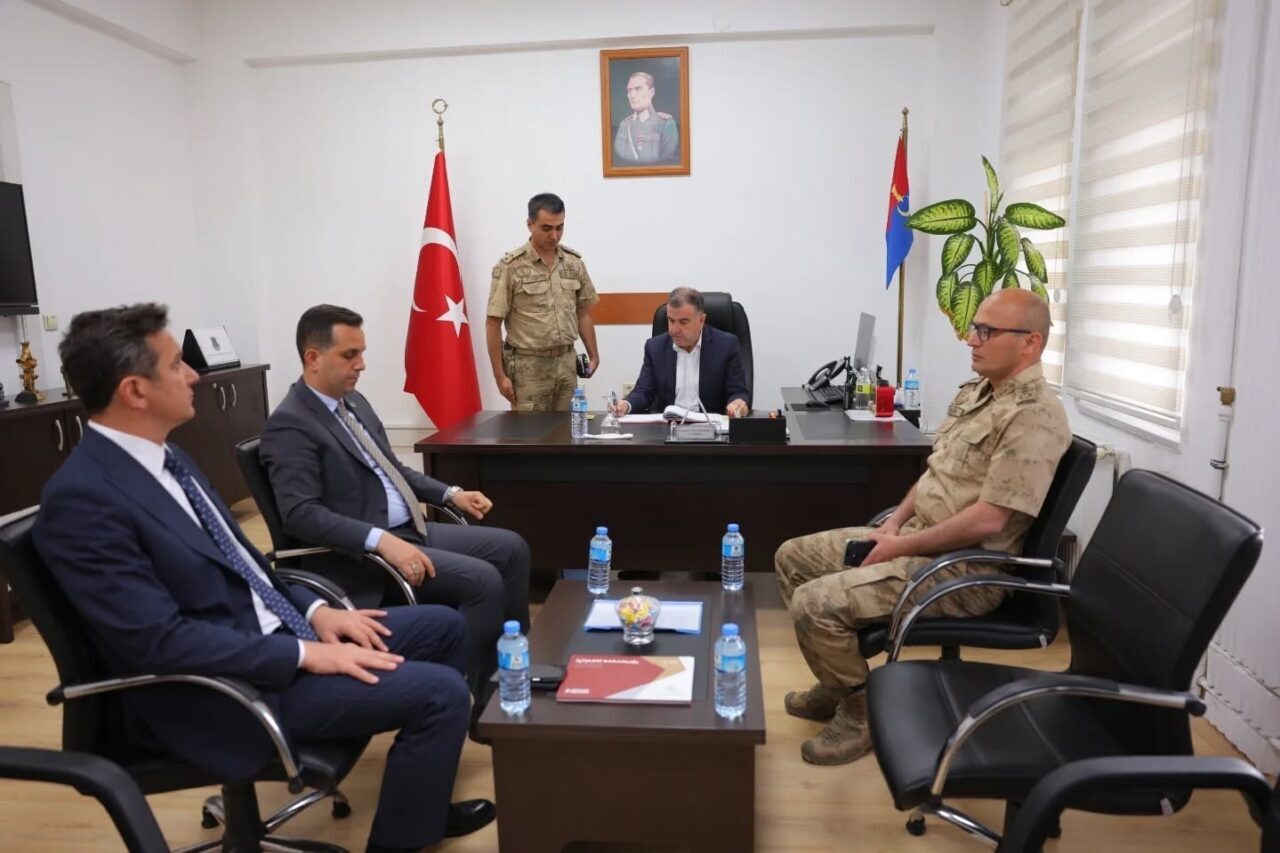 Bayburt Valisi Mustafa Eldivan, Demirözü İlçe Jandarma Komutanlığını ziyaret ederek