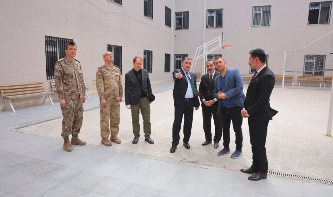 Bayburt Valisi Mustafa Eldivan, Geri Gönderme Merkezi’ni ziyaret etti. Ziyaret