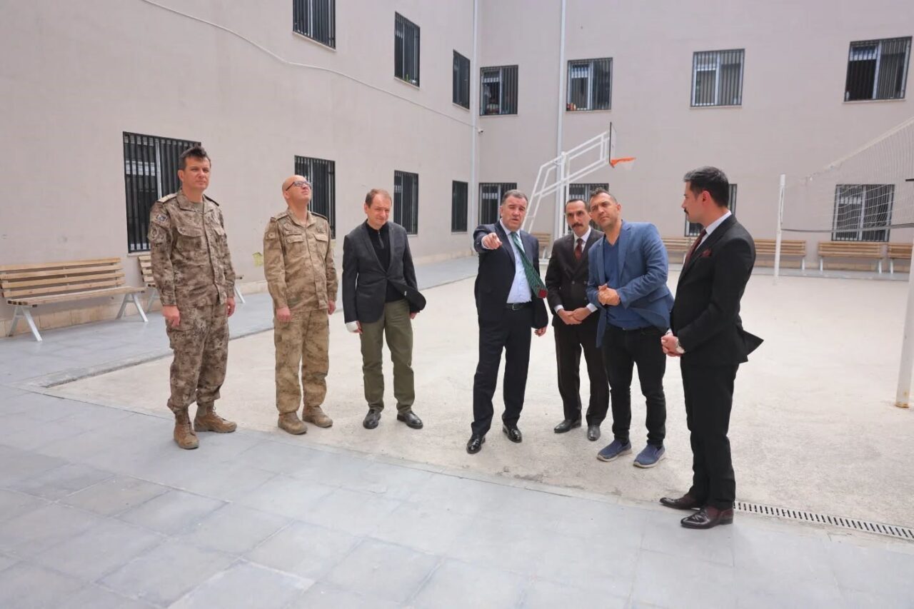 Bayburt Valisi Mustafa Eldivan, Geri Gönderme Merkezi’ni ziyaret etti. Ziyaret