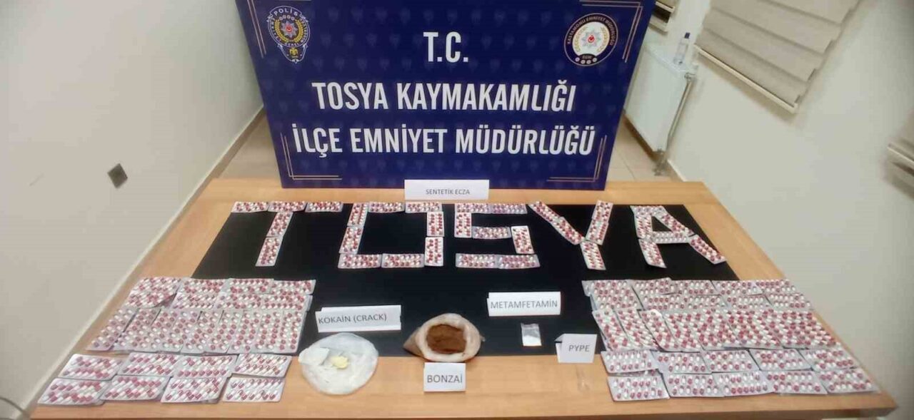 Kastamonu’nun Tosya ilçesinde düzenlenen uyuşturucu operasyonunda gözaltına alınan sanıklardan biri