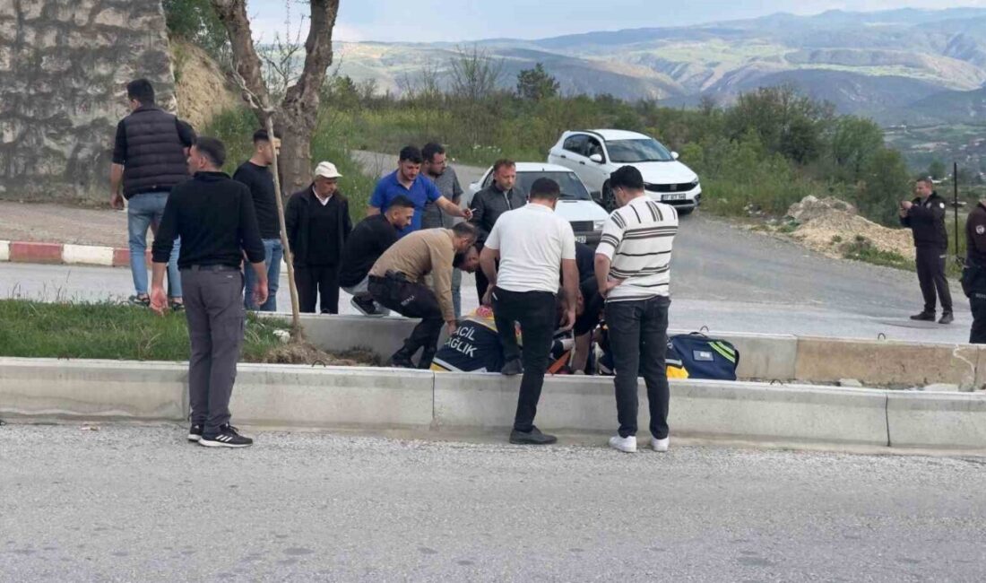 Kastamonu’nun Tosya ilçesinde virajı alamayarak refüje çarpan motosikletin sürücüsü ağır