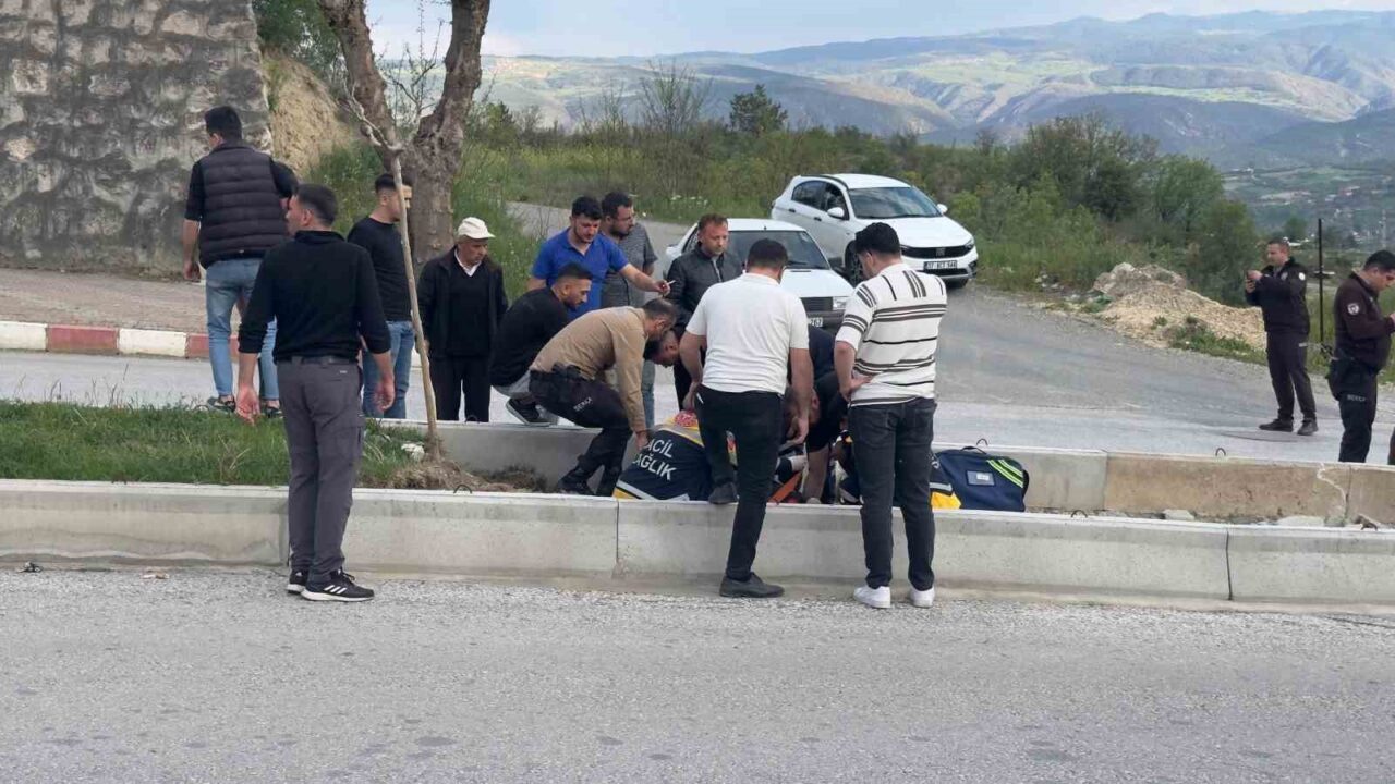Kastamonu’nun Tosya ilçesinde virajı alamayarak refüje çarpan motosikletin sürücüsü ağır