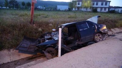 Kastamonu’da virajı alamayan Fiat-Tofaş otomobil, refüje çarptıktan sonra yaklaşık 20