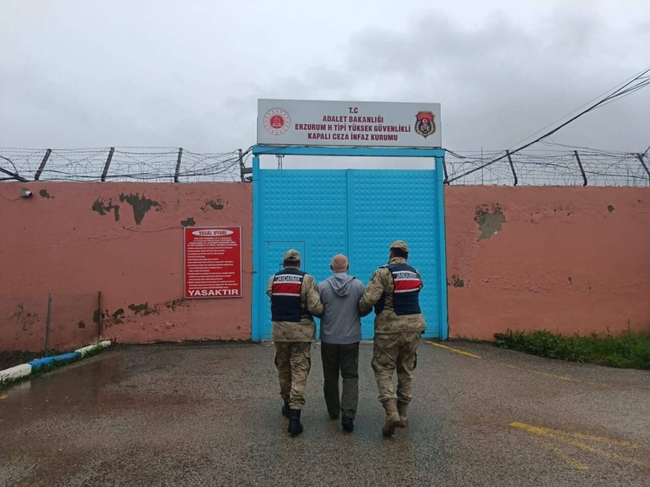 Jandarma Erzurum’da yaptığı çalışma ve operasyonlarda hakkında arama kararı olan