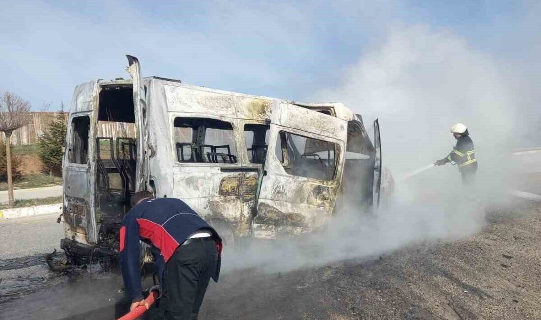 Sivas’ta yangın çıkan minibüs, itfaiyenin müdahalesine rağmen tamamen yanarak kullanılamaz