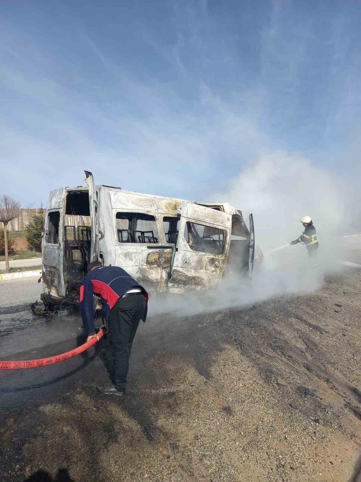 Sivas’ta yangın çıkan minibüs, itfaiyenin müdahalesine rağmen tamamen yanarak kullanılamaz