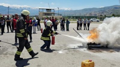Erzincan Binali Yıldırım Üniversitesi yerleşkesinde, Afet Farkındalık Etkinliği kapsamında yangınlara