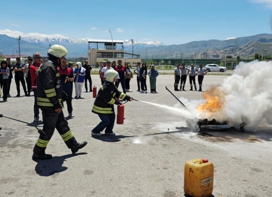 Erzincan Binali Yıldırım Üniversitesi yerleşkesinde, Afet Farkındalık Etkinliği kapsamında yangınlara