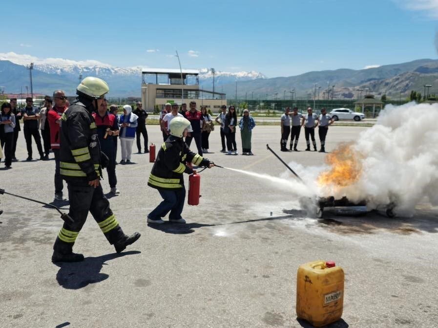 Erzincan Binali Yıldırım Üniversitesi yerleşkesinde, Afet Farkındalık Etkinliği kapsamında yangınlara